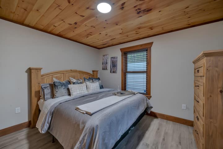 宁静的度假胜地：入住这间宁静的卧室，配有柔软的床上用品和质朴的装饰。