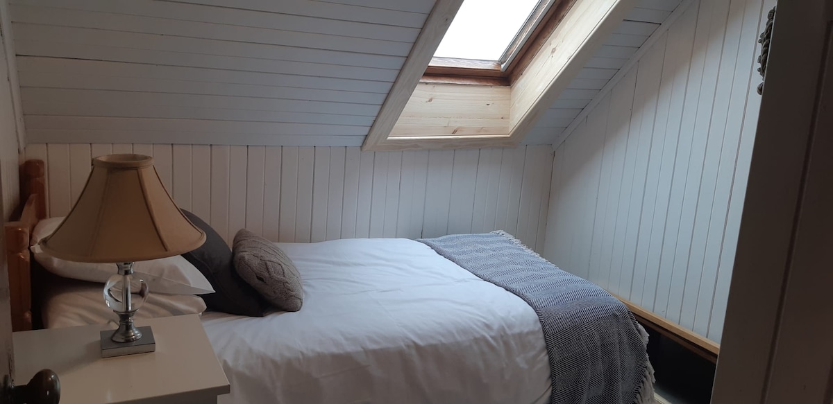 Dhoma e kutisë. Krevat tek me gardërobë. Një qorr i errët është gjithashtu pjesë e dritares. 