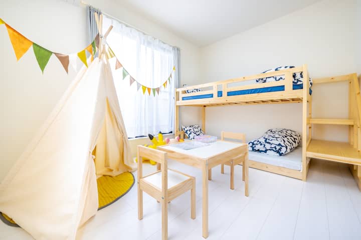 Poschodové postele sú bezpečné a nízko oplotené.