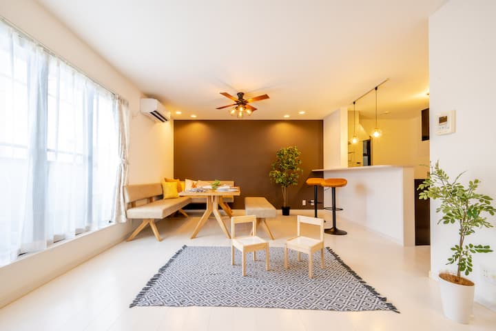 Pohodlne si môžete oddýchnuť v priestrannej obývačke, a to aj s veľkou skupinou.