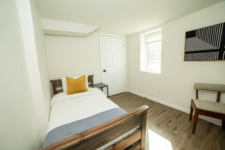 استمتع بليلة مريحة على سرير مزدوج حديث يحتوي على غطاء من رغوة الذاكرة، مما يضمن الراحة والدعم. توفر الخزانة شماعات وسخانات وسلة غسيل لراحتك.