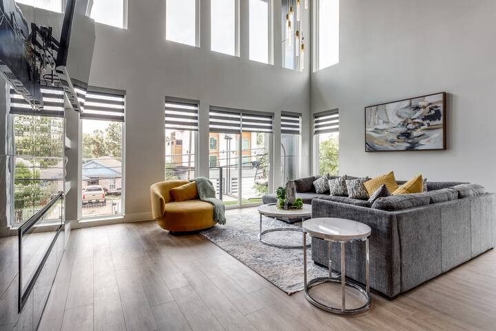 Newly Built 4 BR 4 Bath Home W/ Rooftop + Grill! gallery image 2