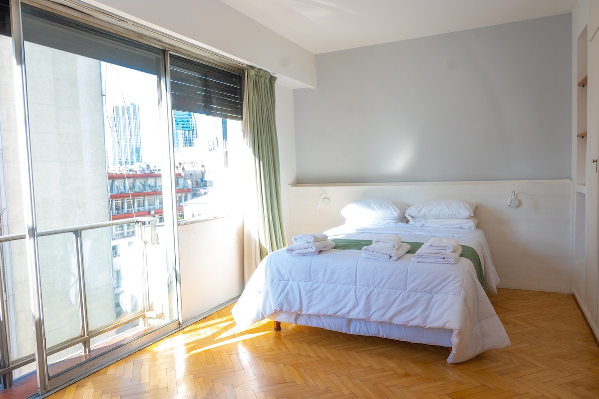 Popular Airbnb listing: Downtown Studio near San Martín Sq & Florida St in Retiro
