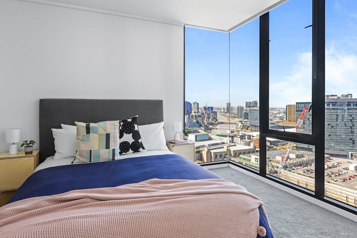 La chambre principale offre une vue imprenable sur la rivière et la ville !