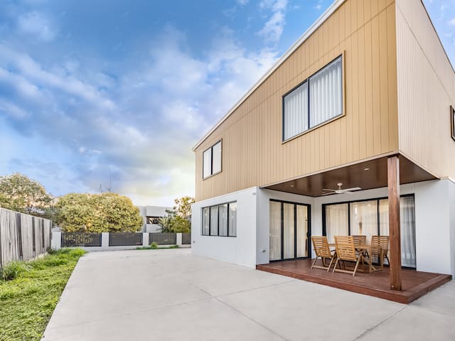 Brand New 5 Bedroom Modern Dream Home @Rochedale