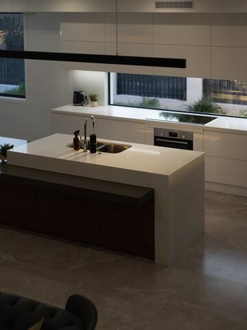 Brand New 5 Bedroom Modern Dream Home @Rochedale gallery image 5