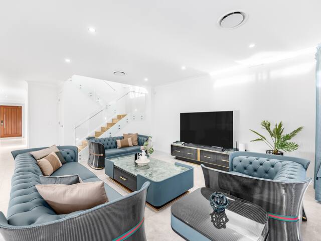 Brand New 5 Bedroom Modern Dream Home @Rochedale gallery image 3