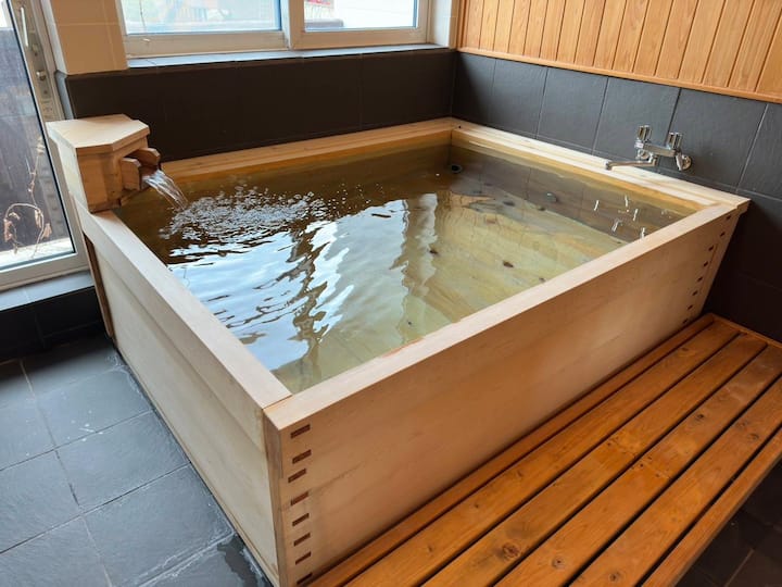 本物のヒノキを使用したバスルームです。職人が手作業で作りだした浴槽は、木の独特な風合いと香りを持っています。また24時間循環ろ過システムを導入しており、清潔な浴槽を保っております。