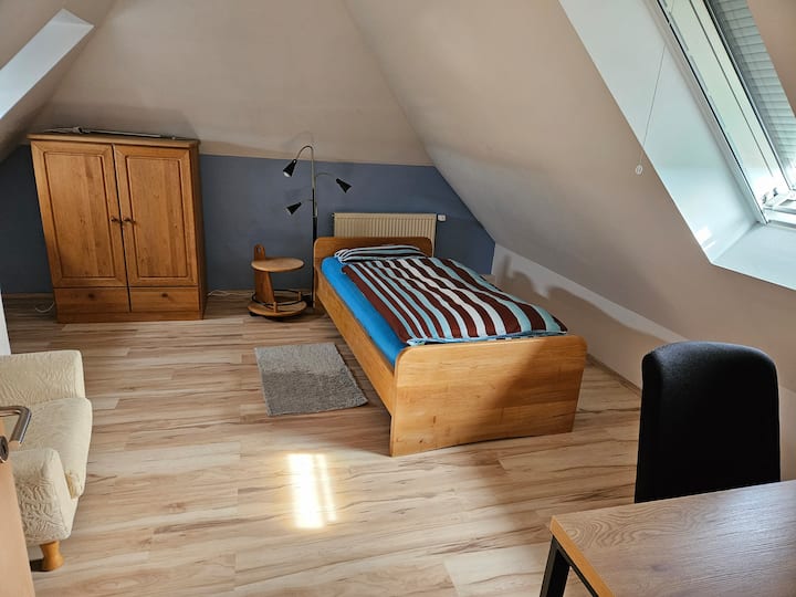 სექ. ოთახი არაგაბარიტული საწოლით (1 × 2,2 მ) სამუშაო მაგიდით და პატარა გარდერობით, ასევე, სავარძლით. Ორ ფანჯარას გარე ჩრდილი აქვს, ერთს კი შიდა ჩრდილი. Ერთ ‑ ერთი ფანჯარა ბუხრის მოძრაობის გასასვლელია - გაითვალისწინეთ ბავშვებთან ერთად.