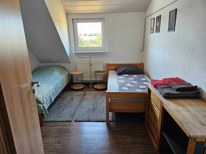 Ორი ერთადგილიანი საწოლი (90 × 200 სმ და 100 × 200 სმ)