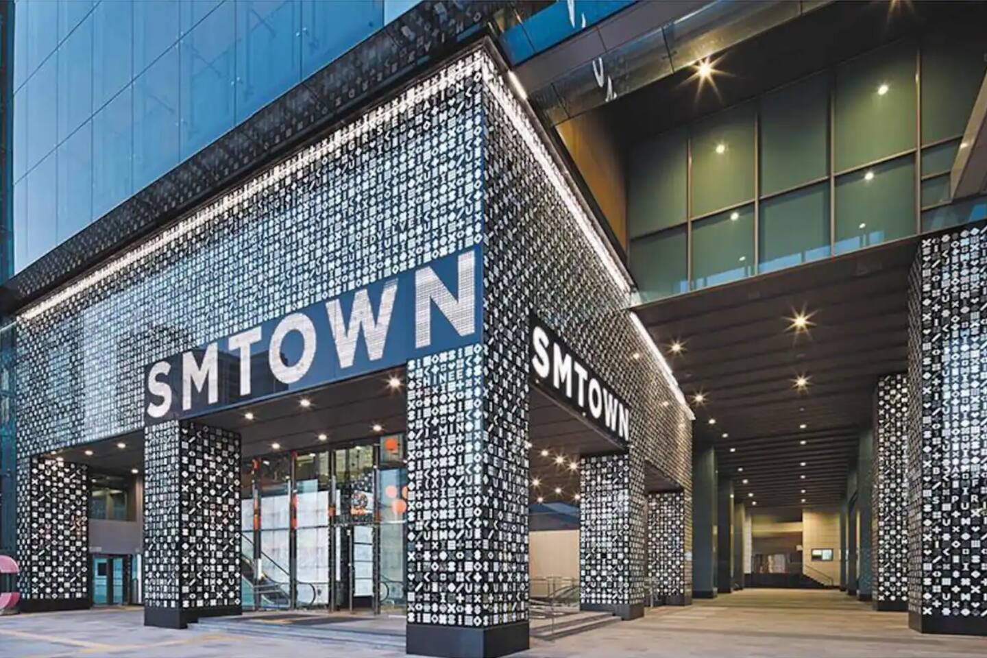 K-Pop 팬들에게 꼭 가봐야 할 곳입니다. 교육 및 녹화실을 둘러보고, 홀로그램 공연을 감상하고, 스타들의 기념품을 구입할 수 있는 기회입니다.