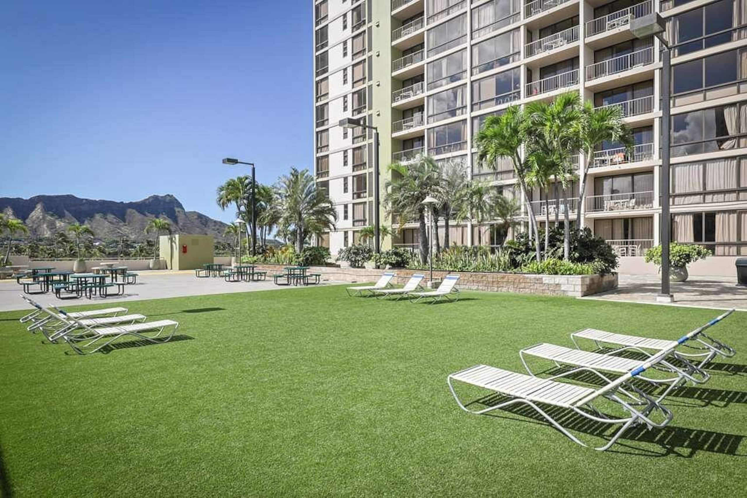 Condo in Honolulu · ★4.93 · 1 bedroom · 2 beds · 1 private bath - Image 21