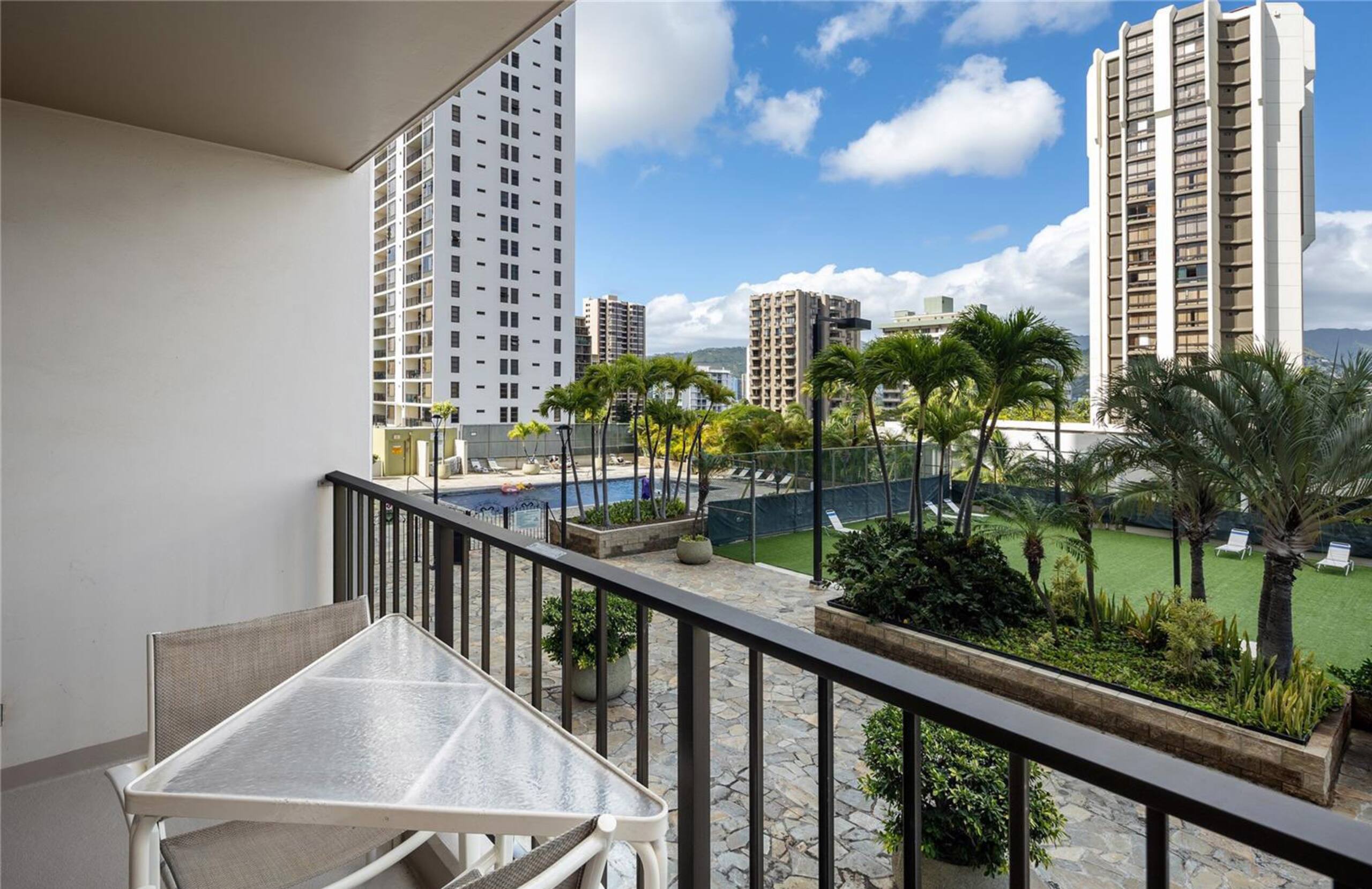 Condo in Honolulu · ★4.93 · 1 bedroom · 2 beds · 1 private bath - Image 17