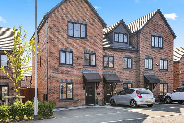 Elegant and Spacious 4BR property in Worsley gallery image 2