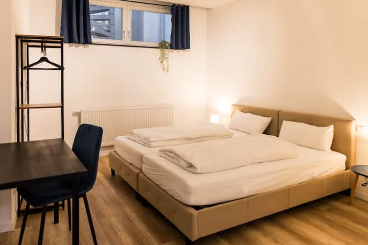 Dormitorio 3 con 2 camas cómodas, se puede colocar por separado o como una cama doble, armario para ropa, espacio de trabajo