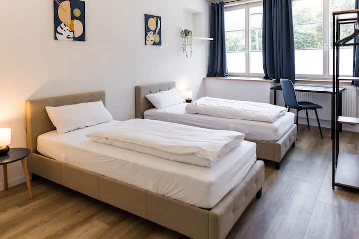 Dormitorio 2 con 2 camas cómodas, separadas o ajustables como cama doble, armario para ropa, espacio de trabajo