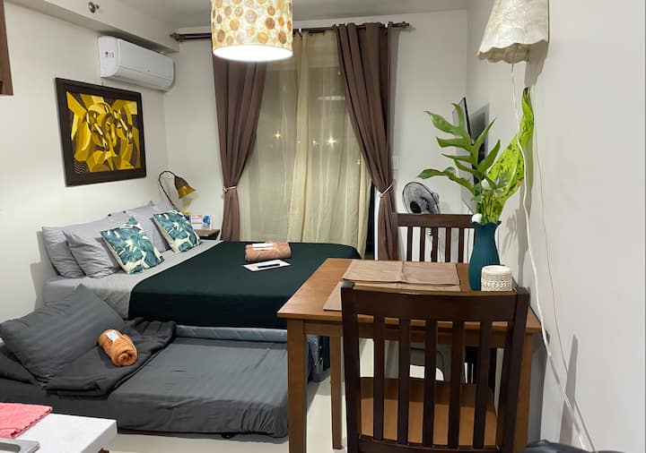 Configuración de camas para 3 personas

Ropa de cama ✓ limpia
Pisos ✓ limpios
Queda un ✓ amplio espacio para tus maletas
✓ Toallas provistas de kit de servicios básicos
Colchón tamaño queen ✓ completo y suficientes almohadas 
Televisor inteligente de ✓ 55 pulgadas 
✓ Amazon Prime y YouTube Premium gratis