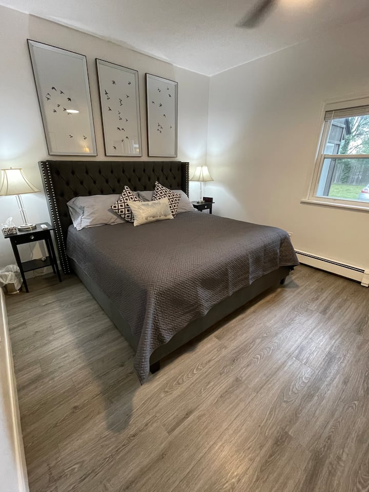 חדר שינה מלכותי המשקיף על החניה ועל אזור הדשא שמאחורי ארבעת החדרים. 