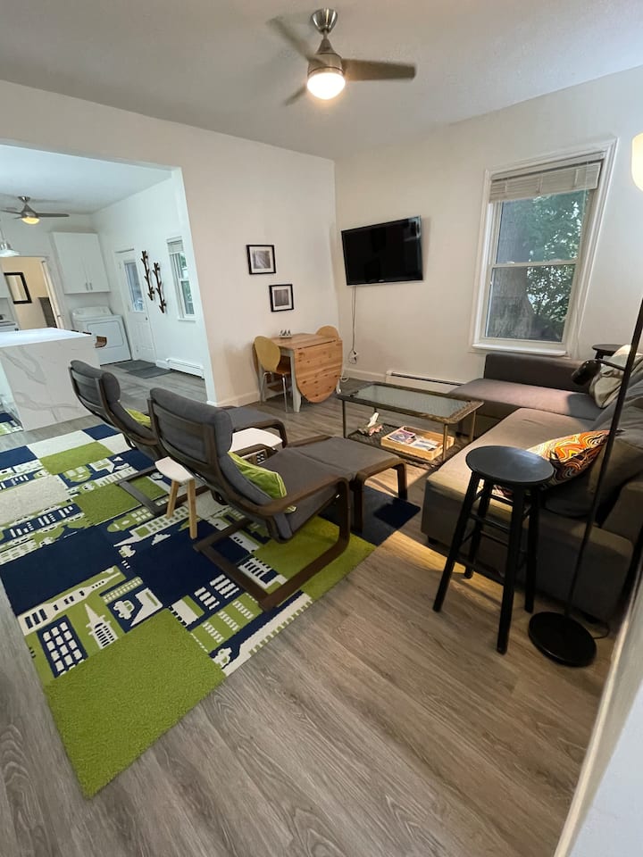 בסלון / פינת אוכל יש ספה נפתחת שהופכת למיטה זוגית רחבה.  שולחן האוכל עם רגל השער יכול להכיל 2 עד 6 אנשים בקלות.