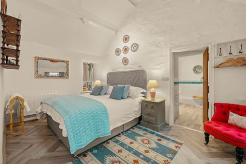 Popular Airbnb listing: Charming 1-bed cottage with a outdoor bath in Bryncir, Garn, Penmorfa, Golan, Treflys, Prenteg
