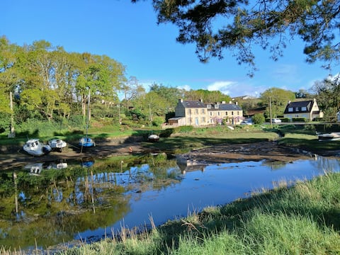 Quiet family home between land and sea