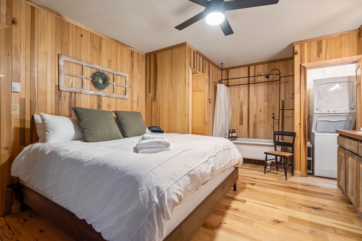 ¡Disfruta de una noche de descanso en la cama tamaño king!