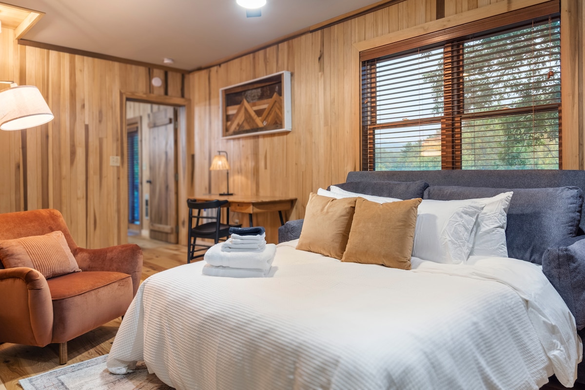 El dormitorio 3 es la sala de juegos de abajo con un sofá cama extraíble. Ten en cuenta que se trata de un espacio abierto para dormir. 