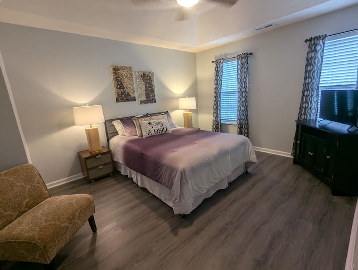 Კომფორტული, მყუდრო ორადგილიანი საწოლი საგარდერობო ოთახით, შესასვლელი კარადა და ცალკე სააბაზანო ორმაგი ნიჟარებით, საშხაპითა და ბაღის აბაზანით. დამატებითი თეთრეული.