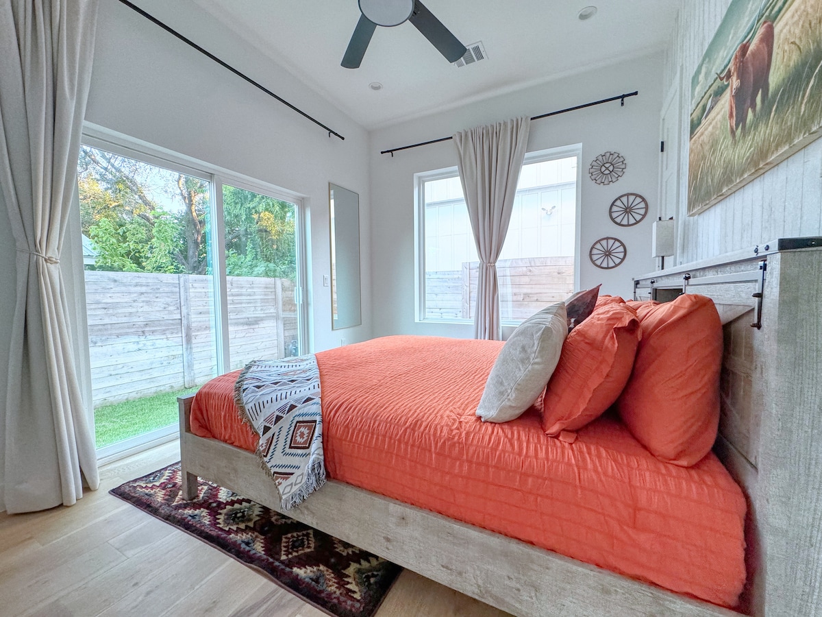 Spavaća soba br. 1 - „Moderni ranč”: u prizemlju s 1 bračnim krevetom i pogledom na vrt