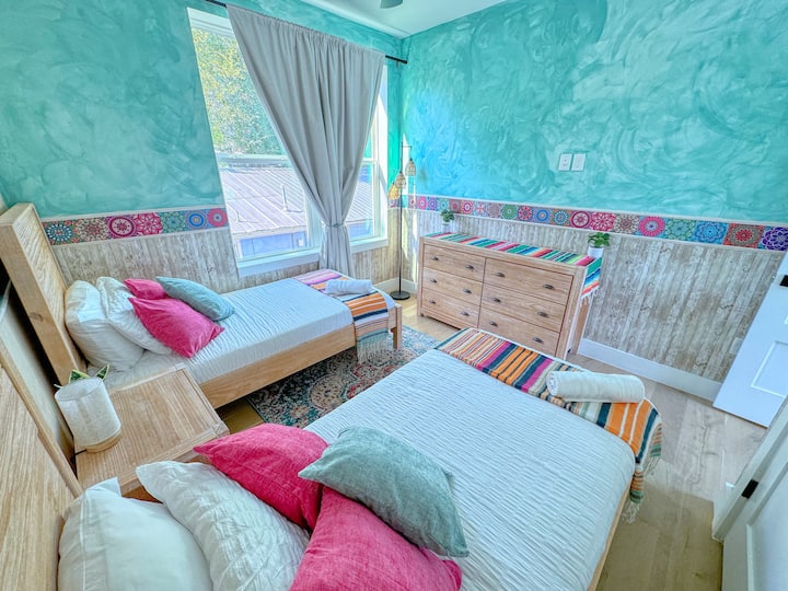 Chumba cha kulala #4 - "Vibrant Tex-Mex": Kiko kwenye ghorofa ya pili, kina vitanda 2 vya ukubwa mmoja.