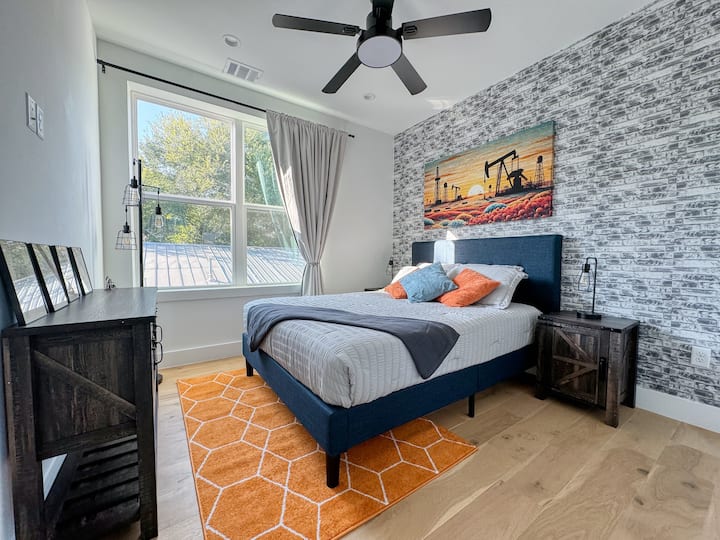 Chumba cha kulala #3 - "Texas Oil Boom": Kiko kwenye ghorofa ya pili, kina kitanda 1 cha ukubwa wa malkia.