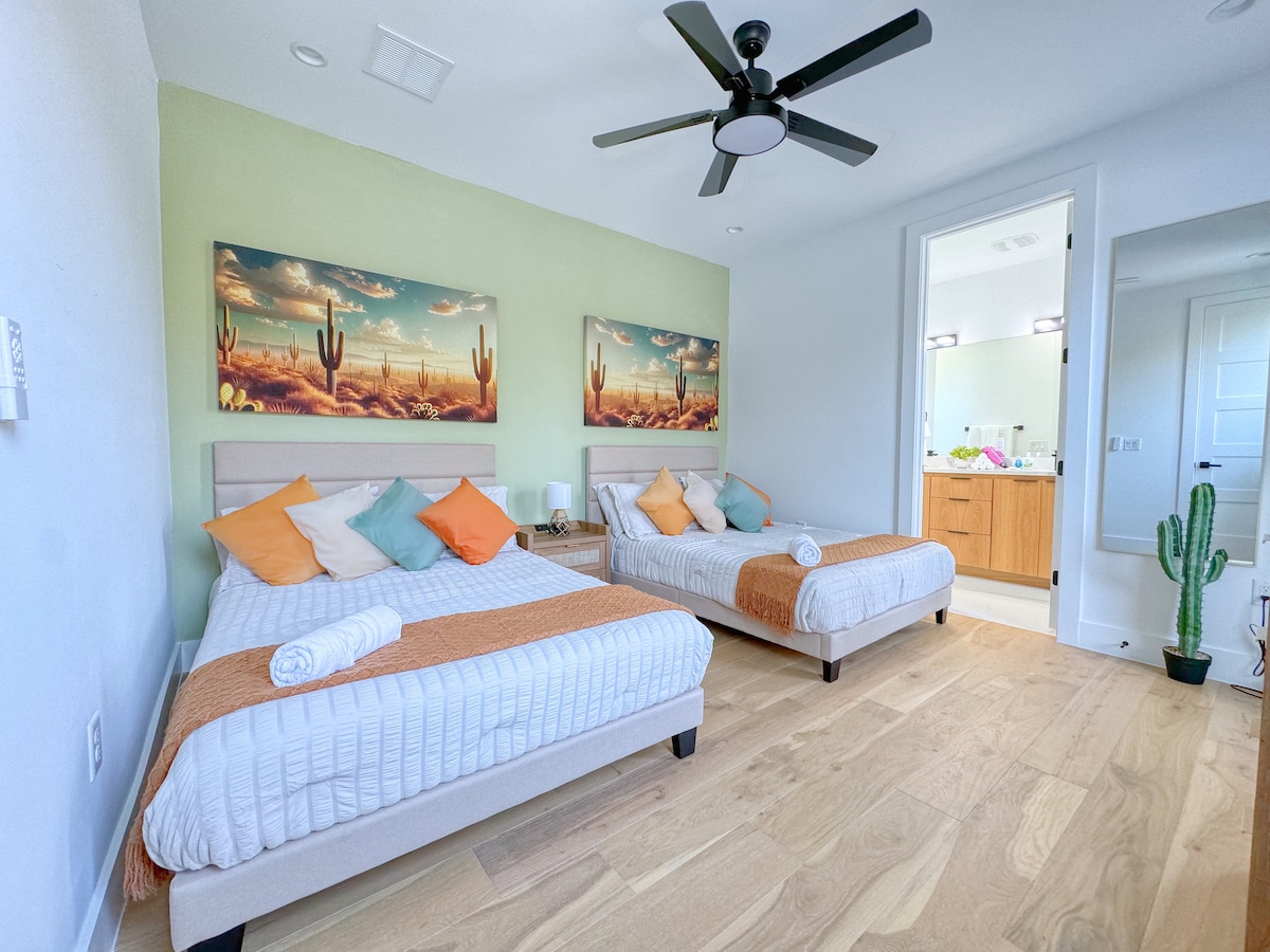 Spavaća soba br. 2 - „Vibrant Texas Desert”: Smještena na drugom katu, ima 2 bračna kreveta i terasu opremljenu vanjskim namještajem.