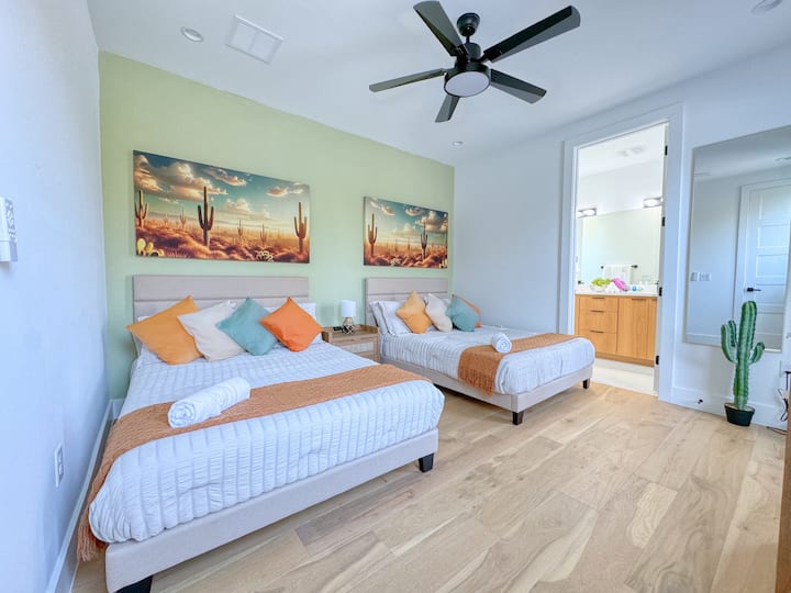 Chumba cha kulala #2 - "Jangwa la Texas": Liko kwenye ghorofa ya pili, lina vitanda 2 vya watu wawili na mtaro ulio na fanicha za nje.