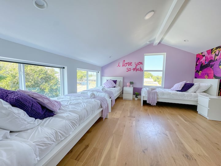 Chumba cha kulala #5 - "Austin Art Escape": Iko kwenye ghorofa ya 3, ina vitanda 3 vya ukubwa mmoja na dawati la kazi. 