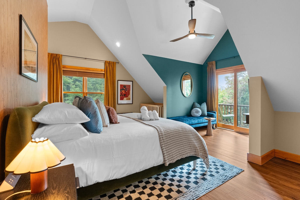 Оваа главна спална соба на горниот кат има 1 брачен кревет, 1 бебешко креветче со стандардна големина, 32-инчен телевизор Roku, гардеробер, пространа прошетка во плакар со масичка за да се подготвите за следната забава! Секако дека има сопствена сопствена главна бања! 