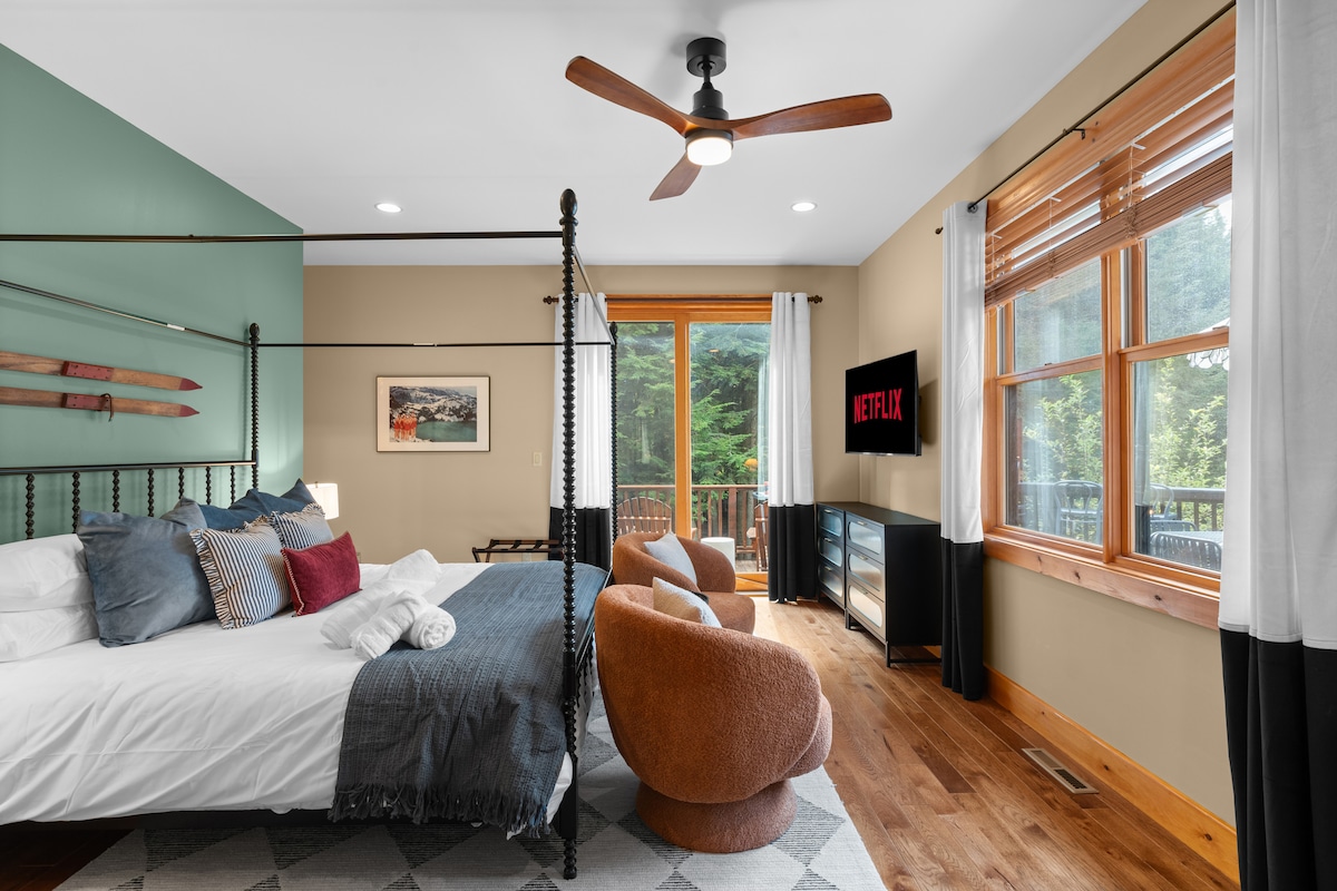 Елегантно дизајнираната главна спална соба на главното ниво има брачен кревет со балдахин, гардеробер, 32-инчен Roku телевизор, посебно работно биро и сопствени главни бањи со двојни мијалници! 