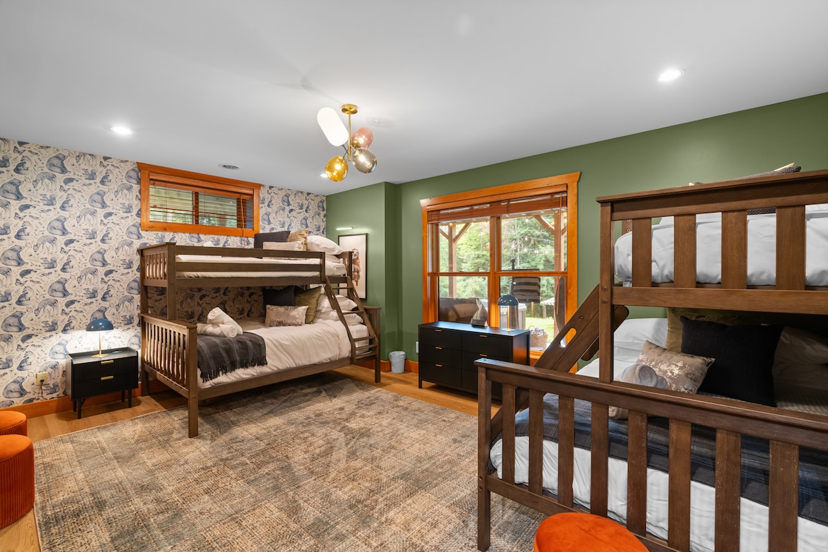 Ова е нашата омилена соба со забавно и внимателно осмислено наменето за возрасни или деца од сите возрасти! Во оваа соба има и скриена детска соба за играње! Можете ли да го забележите? Во собата има 2 комплета двокреветни кревети xl над двокреветни кревети, гардеробер, 32-инчен Roku телевизор, удобно спие 6.