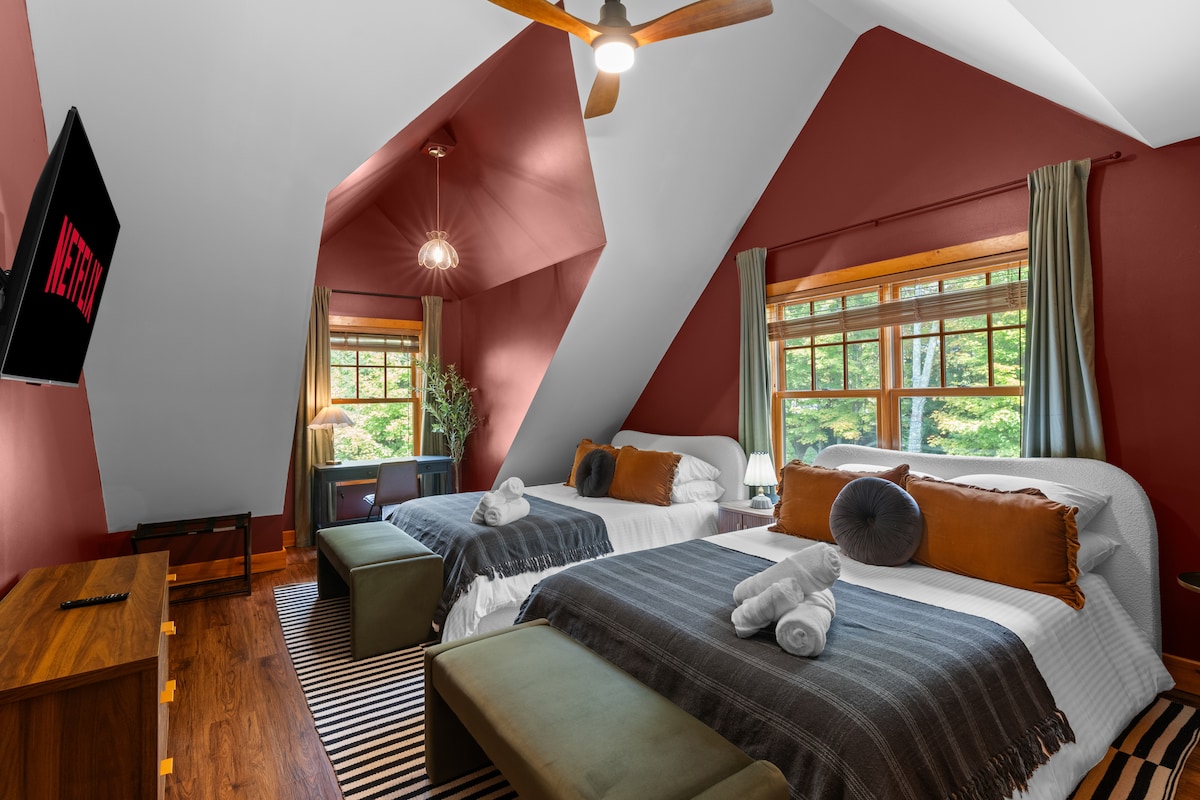 Ретро и ретро дизајнот во оваа спална соба на горниот кат има 2 брачни кревета, 32-инчен Roku телевизор, гардеробер, специјално работно биро и 2 големи плакари! Совршено за семејство или група пријатели заедно! 