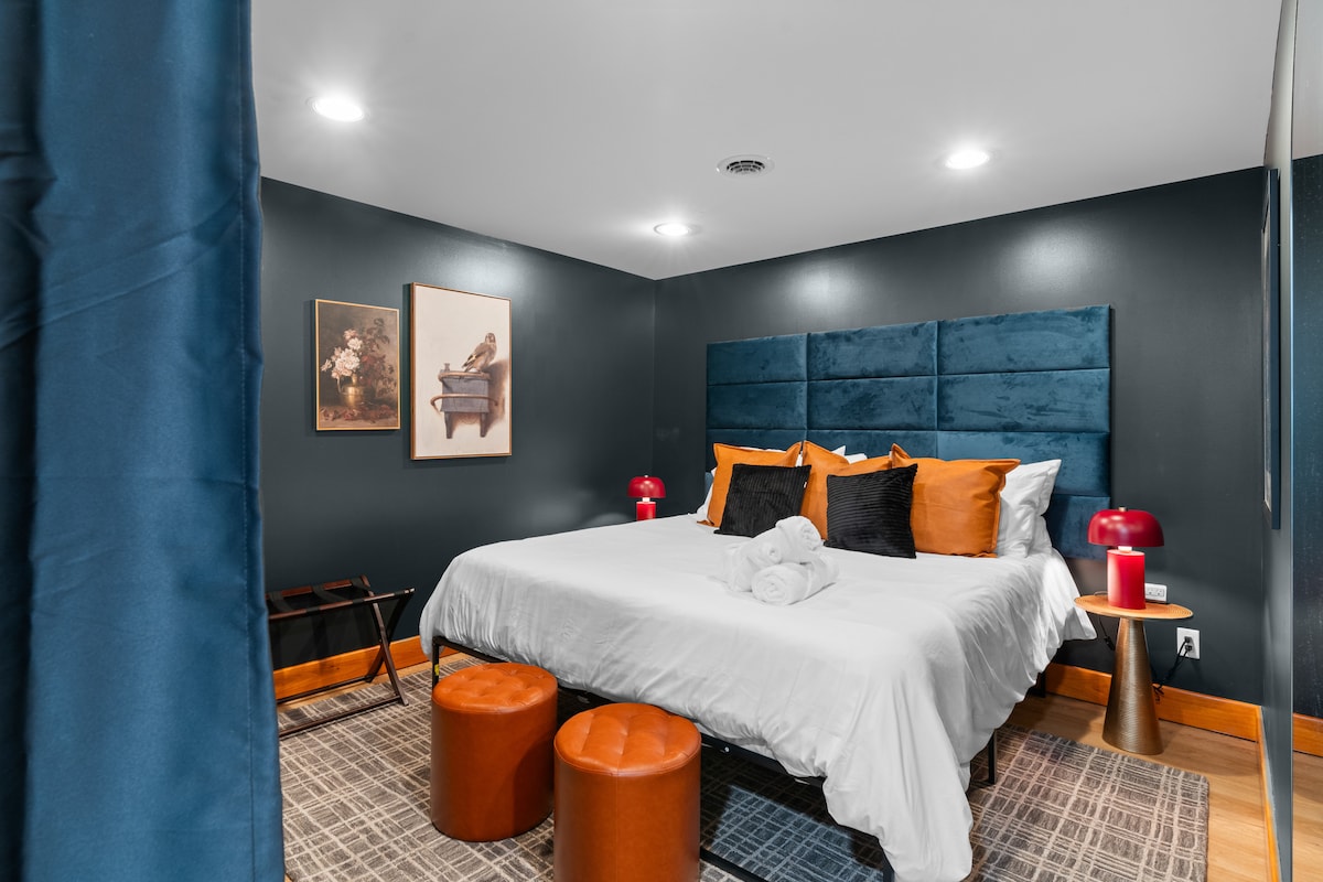 Оваа расположена соба има брачен кревет (широк 150-179 см), паметен телевизор од 40инчи и гардеробер за ваша удобност! 