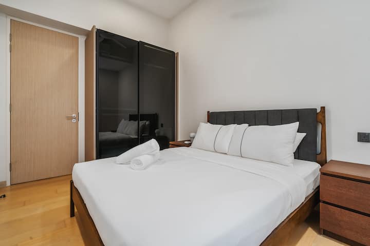 ห้องนอนห้องที่สองมีเตียงควีนไซส์
