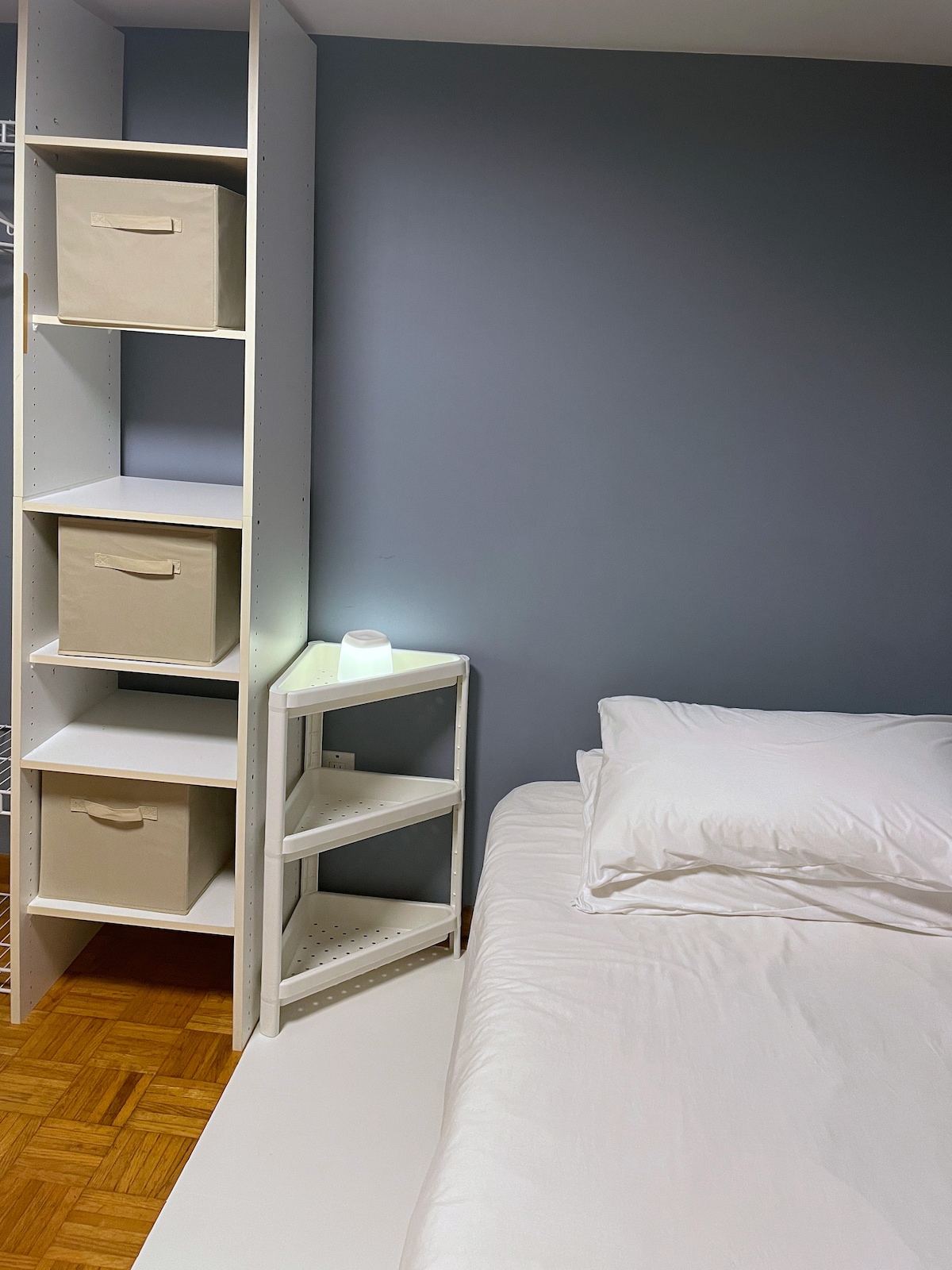 منضدة بجانب السرير لشحن الهاتف والحفاظ على المتعلقات الشخصية.