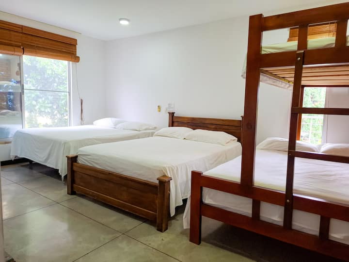 Segundo dormitorio (segundo piso)
Habitación 2 (piso 2)
Con 3 camas dobles, 1 cama individual, aire acondicionado, TV, ventilador, baño completo, vestidor.