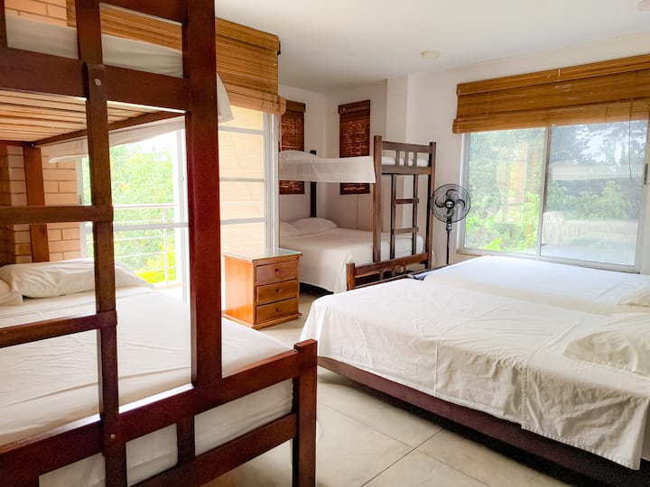 Tercer dormitorio (segundo piso)
Habitación 3 (piso 2)
Con 3 camas dobles, 3 camas individuales, aire acondicionado, TV, ventilador, baño completo, vestidor.