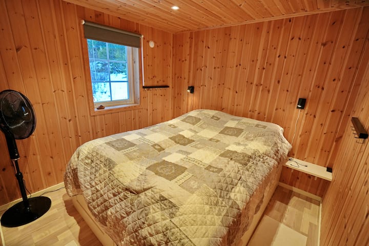 Chumba cha kulala chenye kitanda cha watu wawili.