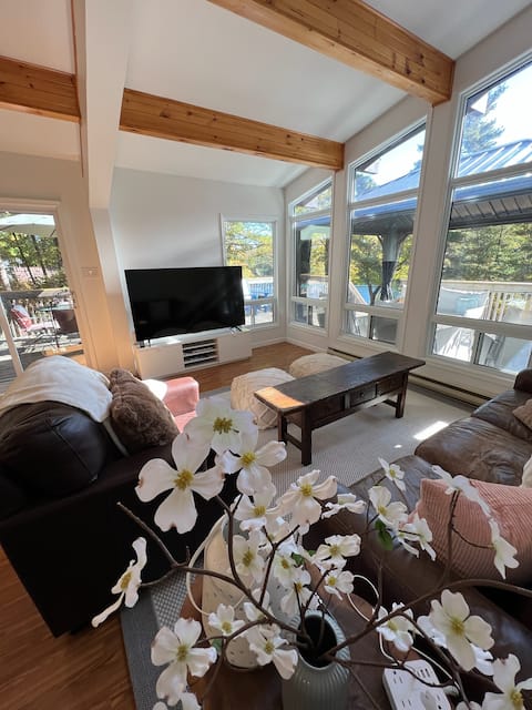 Popular Airbnb listing: Liston's Landing Spectacular 4 Bedrooms & 7 Beds in Havelock Belmont Methuen