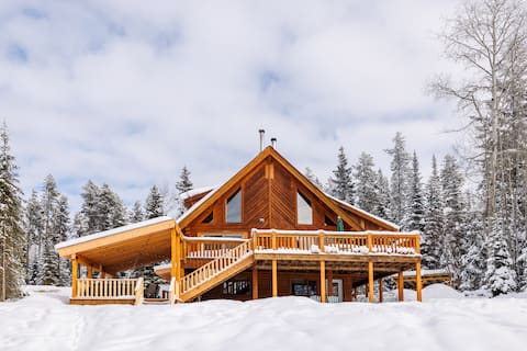 Private Cabin in the Woods with hot tub & sauna