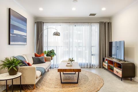 Popular Airbnb listing: Central City Modern 1BR Apt w Pool & Gym in Auckland City Centre