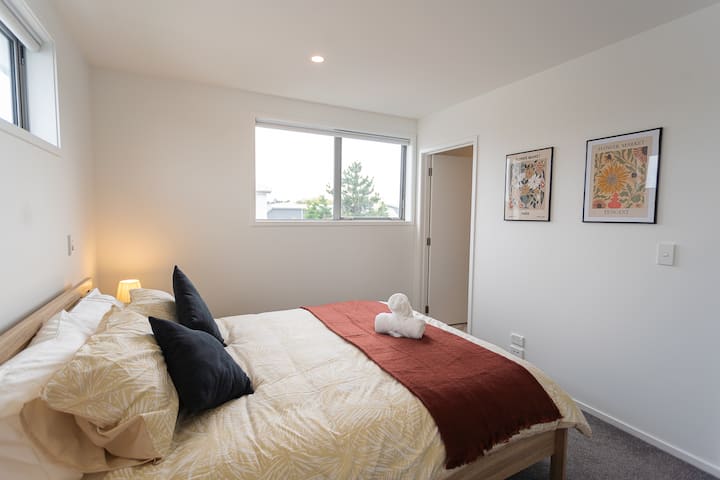 سرير بحجم كبير وحمام داخلي