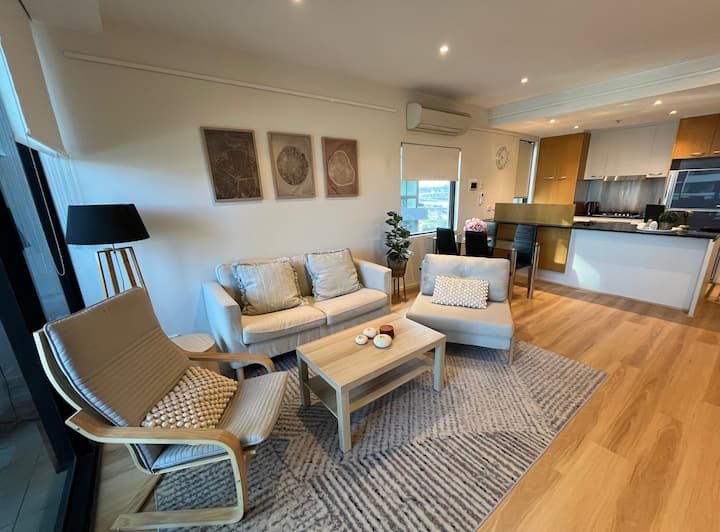 Classy, Large 2br Apartment, Marina View - Brooklyn