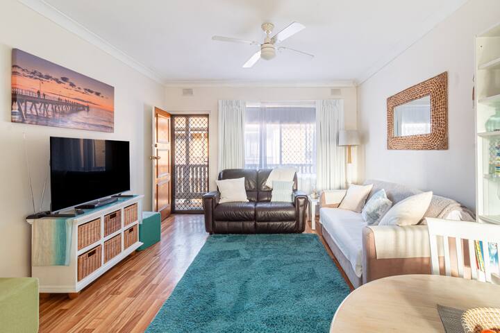 Semaphore's Seaside Retreat | Walk To Beach & Cafe - Port Adelaide